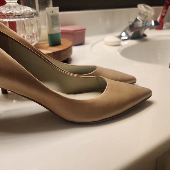 Nine West Nude/Tan Classic Pumps in Great Condition! - Picture 10 of 11